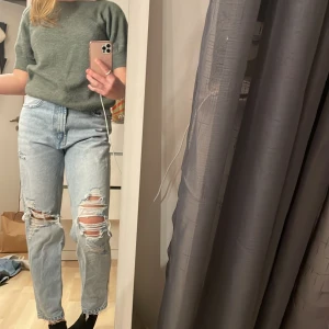 Mom jeans med hål från Zara - Ett par mom jeans med hål från zara👖.Storlek 38,nästan bara legat i min garderob då jag har andra favoriter👌