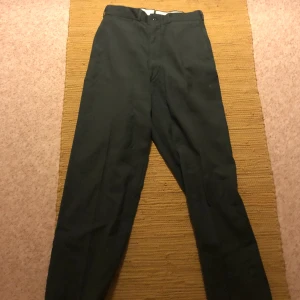 Gröna byxor  - Gröna byxor, rak passform, kan skicka fler bilder på förfrågan, högmidjade. Tjockare material 