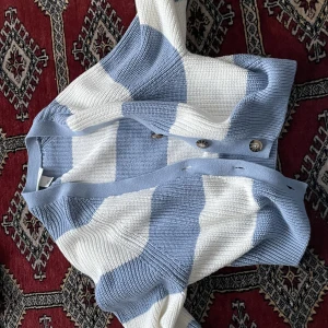 Olika Monki tröjor! - Säljer dessa tre tröjor från Monki för 100 kr styck, 250 om du tar allt tillsammans! Den blå koftan har storlek xxs, tröjan xs och klittertröjan/ klänningen xs. Ingen använd mer än 2 gånger. Fraktpris ingår inte, möter inte upp. Kontakta mig här!