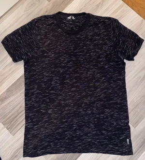 Jack&Jones T-shirt M - En fin svart Jack&Jones T-shirt, har nästan aldrig använt den. Den passar bra, och har en bröstficka. Jag som brukar ha L i storlek på T-shirt kan även ha den.