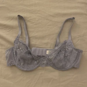 Blå bh - Endast testad bh från primark, storlek 70B! Den har ingen vaddering utom endast spetts, är otroligt skön på men tyvärr så kommer den aldrig till användning 
