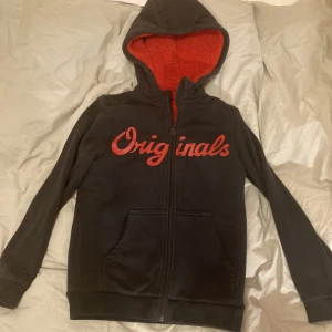 Adidas hoodie  - Köpte på Plick men har inte kommit till användning 