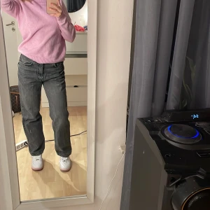 Grå straight jeans - Super super snygga jeans!🤩😝Varit mina favoriter en gång,men nu gillar mer lite tightare jeans.🌸💓org pris 600 kr,men säljer den för 250
