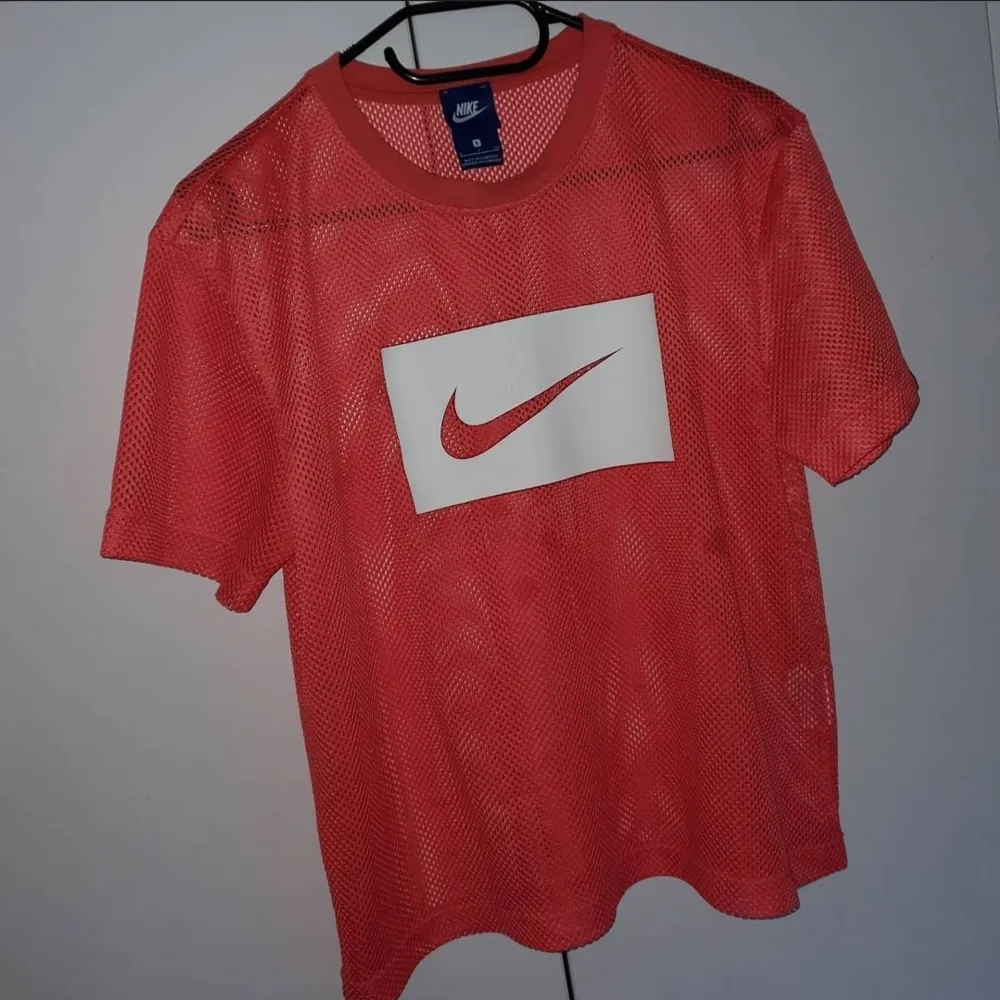 Super fin och luftig Nike tröja, sparsamt använd. T-shirts.