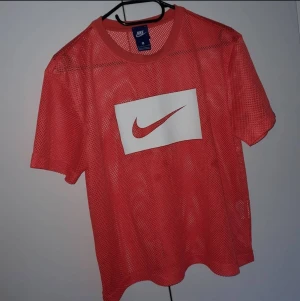 Nike tröja - Super fin och luftig Nike tröja, sparsamt använd