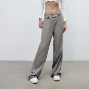 Zara kostymbyxor - Säljer dessa skitsköna och snygga kostymbyxorna från zara då de tyvärr blivit för stora för mig! De är storlek L, men passar även xl eller M för mer oversize stil! Skriv om ni har frågor eller fler bilder!💓