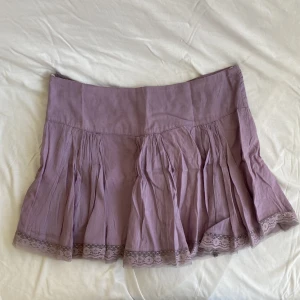 Low waist minikjol m spets  - Så söt minikjol med spets detaljer från Stradivarius. Size 36 men lite större i storleken så skulle säga att den passar typ S/M men beror  på midjemått. Lite nopprigt tyg, annars mycket bra skick (bild 3). Köps via Swish eller köp nu 💋