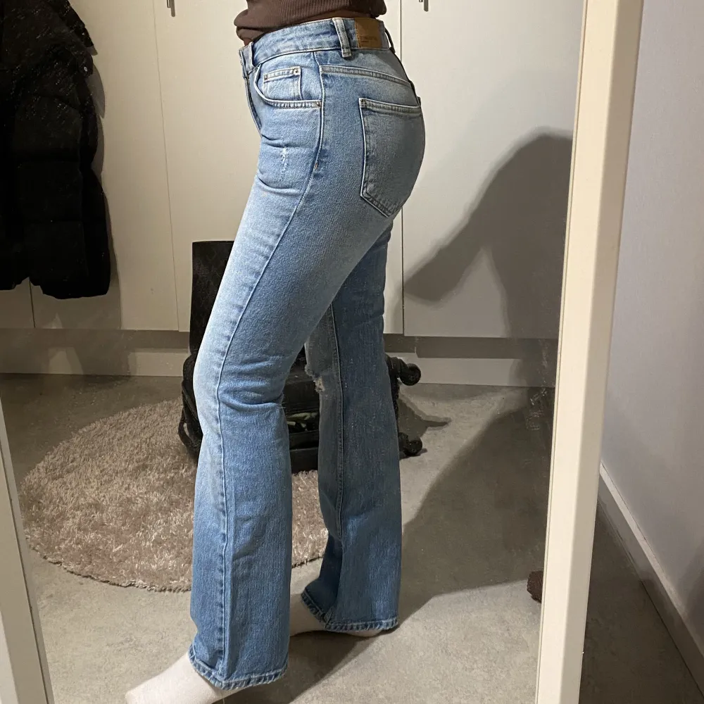 Full length flare PETITE jeans från GinaTricot, storlek 36💙  Passar perfekt på mig som är 164cm men passar även på kortare då de är i petite längd!  Nypris = 499kr! Endast använda 1 gång så dom är i nyskick❤️‍🔥❤️‍🔥 Köparen står för frakten!. Jeans & Byxor.
