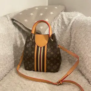 Louis Vuitton väska aldrig använd! Säljer då den inte riktigt min stil. Priset kan diskuteras (;