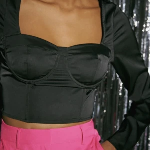 Svart satin topp  - Supersnygg festtopp i satin från NA-KD i storlek 38. Säljer då den inte kommer till användning av mig! I priset ingår frakten 