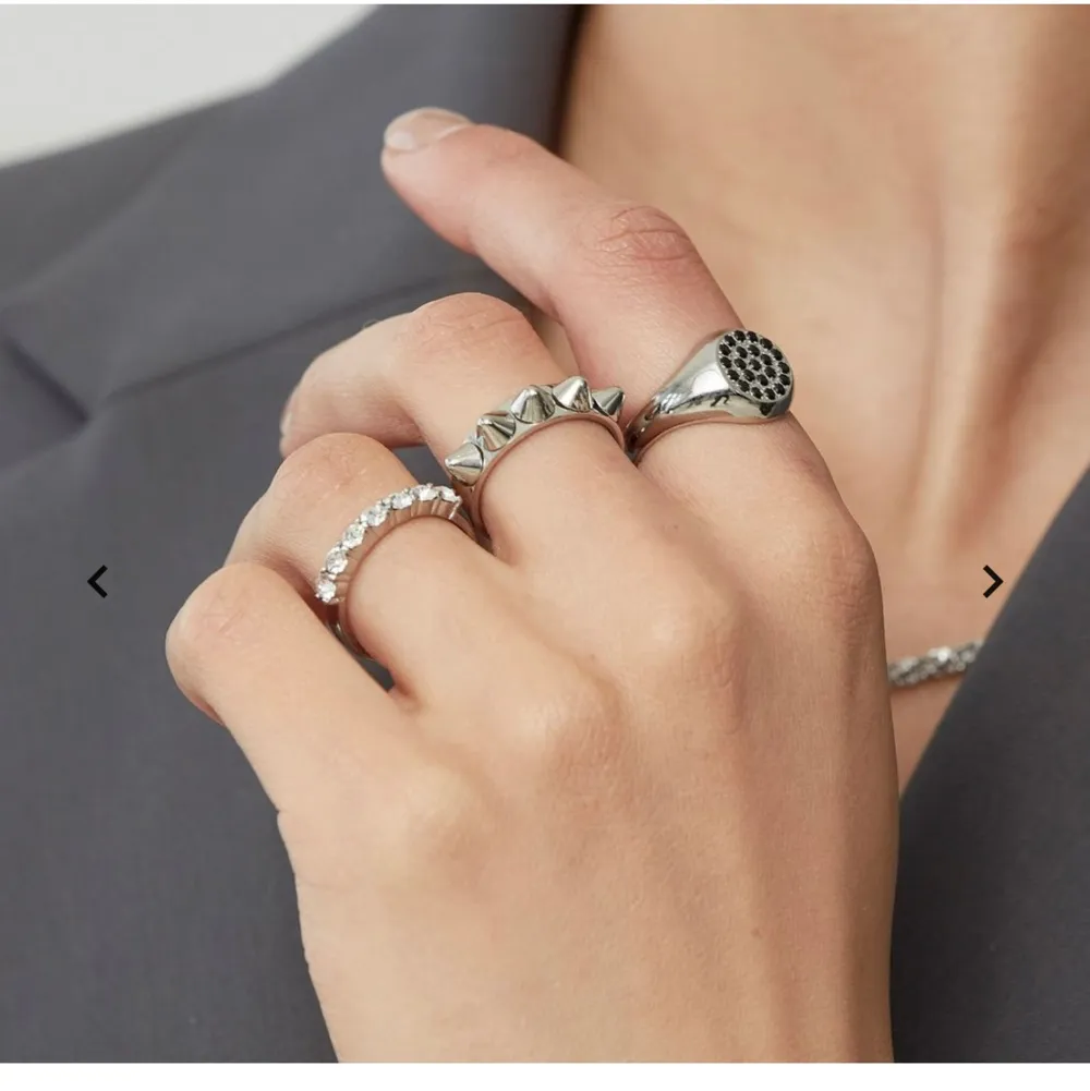 Säljer denna sååå snygga ringen från Edblad. Säljer pga lite för liten. Helt oanvänd med lapp kvar. Storlek xs, 16,0 mm🤗Nypris 350, säljer för 250 då den är helt oanvänd. Pris kan diskuteras vid snabb affär! Tryck inte på köp nu!!. Accessoarer.
