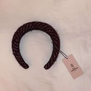 Hårband från Beck Söndergaard  - Jättefin hårband från Beck Söndergaard!! Hårbandet har aldrig använts, och har även lappen kvar🤩köp direkt för 179kr eller buda🧡🧡pusss