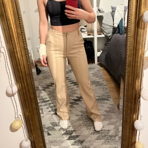 skinnbyxor madlady storlek s 🧡 - beiga skinnbyxor som är använda 1-2 gånger. från madlady, avklippta till någon som är 160-165! ❤️