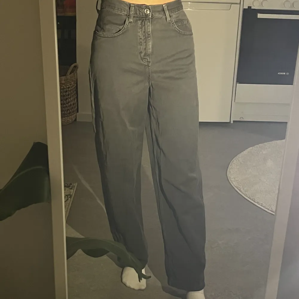 Coola gröna jeans i baggy/cargo stil från Asos. I nyskick! För storleksreferens kolla min profil 💚🤎🖤. Farkut & Housut.