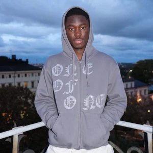 One of One zip hoodie  - Helt slutsåld hoodie från One of One i strl medium. Bara använd ett par gånger så i princip perfekt skick med alla pärlor kvar. Fler bilder kan ges