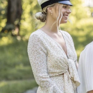 Klänning - Säljer min adoore klänning då jag inte använder den längre, bra skick. Köparen betalar för frakten💛använd ett fåtal gånger