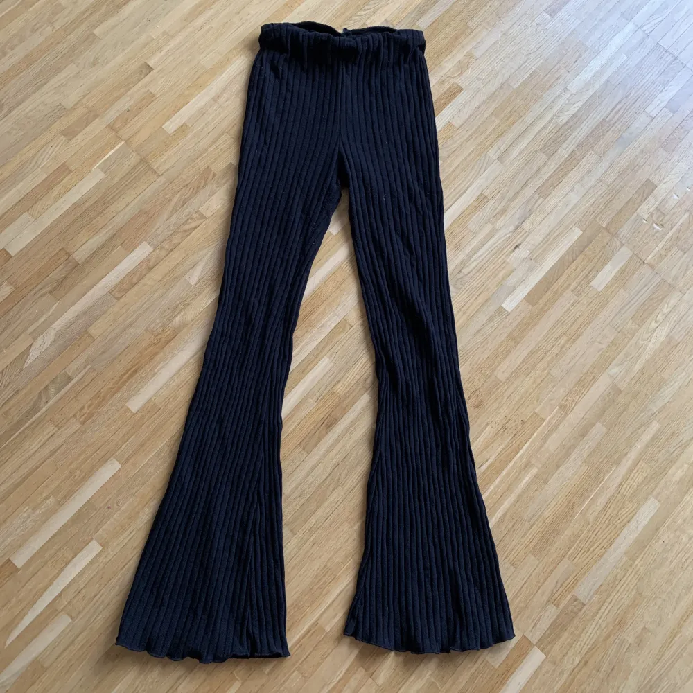 Kabelstickade byxor från bershka i storlek m, sitter som s. Innerbenslängd 76/77 cm. Använd inte köp nu. Jeans & Byxor.