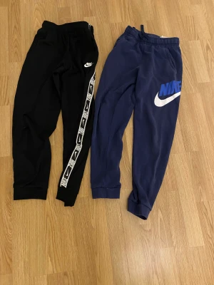 Nike byxor  - 100 för blåa 250 för svarta 300 för båda   Fint skick  Skickas från Lund samma dag som betalning Köpte står för frakt Kan sänka pris  