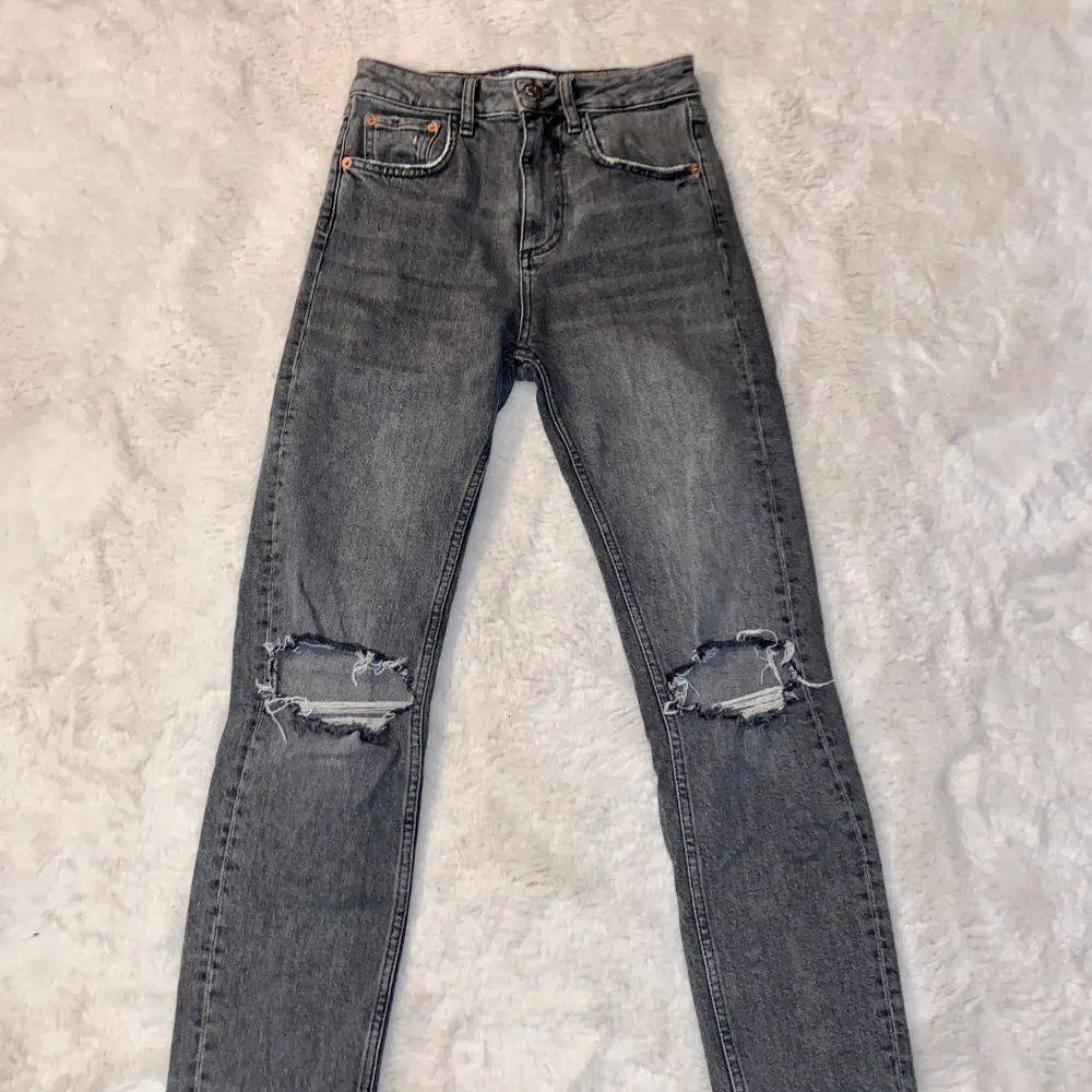 Gråa jeans, ganska raka i modellen med hål på knäna (St 34) #gina. Jeans & Byxor.