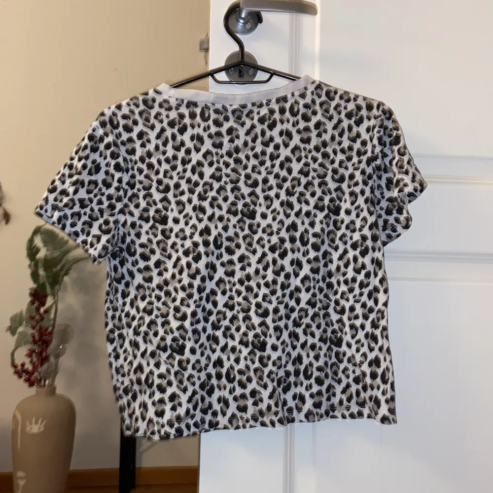 Söt och enkel Jaguar t-shirt från H&M. Storlek S. Använd några gånger, men fortfarande i bra skick. Säljs pga att den inte används längre. Köparen står för frakten! . T-shirts.