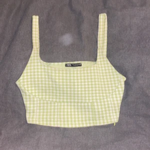 Topp - Sjukt fin grön kort topp från zara!