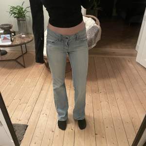Lågmidjade jeans i bootcutmodell🤍midjemått:76cm innerbenslängd: 80cm🤍 köpare står för frakt  (säljer ett par likadana)