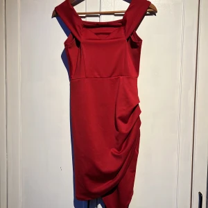 Röd klänning med slit - Fest klänning köpt secondhand, bra skick.