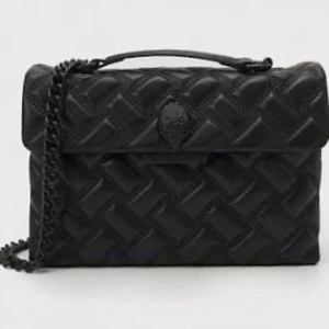 Svart Kurt Geiger väska  - Ganska ny så ändats andvänds ett fåtal gånger, inga defekter. Nypris 2700kr💕