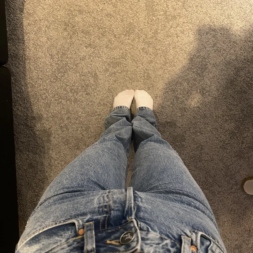 Superfina högmidjade jeans från bikbok, väldigt långa i benen och kommer inte till användning längre så säljer dom!🫶🏼. Jeans & Byxor.