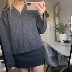 Stickad tröja  - Stickad tröja från weekday i storlek S. Tröjan är i fint skick!!💕