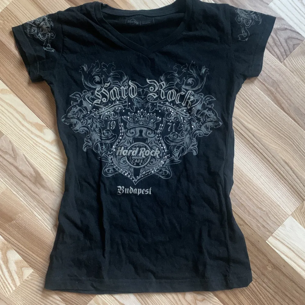en kroppad t-shirt från hard rock café, är stretchig i materialet <3 använd gärna köp nu! kontakta för frågor. T-shirts.