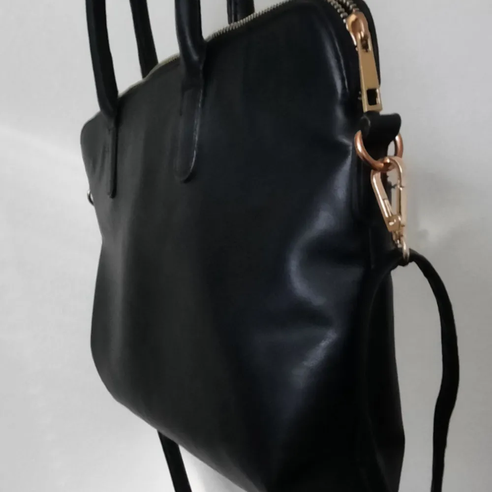 Jättefin svart axelrems-/handväska i större modell, mjukt läder i god kvalite, reglerbar axelrem (avtagbart) samt handtag, sparsamt använd, endast ett fåtal gånger. Mycket fint skick! Saknar märke.. Väskor.