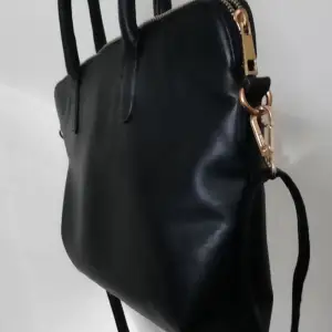 Jättefin svart axelrems-/handväska i större modell, mjukt läder i god kvalite, reglerbar axelrem (avtagbart) samt handtag, sparsamt använd, endast ett fåtal gånger. Mycket fint skick! Saknar märke.