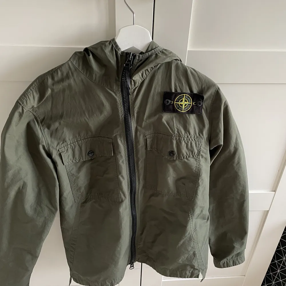 Säljer en stone island windbreaker. Storlek Small. Bra skick. . Jackor.