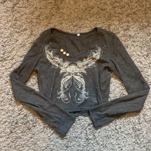 Topp - Skit snygg croptop från Emmiol! Frakten kostar 69kr men med köp nu kostar den 66kr❤️