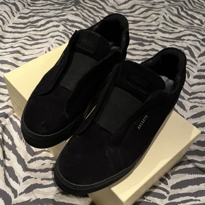 Arigato skor - Arigato skor 360 laceless i svart  Skick 9/10 sparsamt använda! Box medföljer