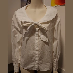 Vit blus Monki stl M  - En fin blus från Monki som dessvärre aldrig kommit till användning, endast prövad. Storlek M. Eventuell frakt tillkommer 🤍