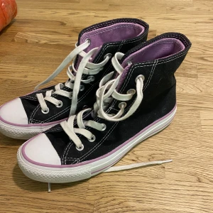 Converse  - Säljer dessa fina converse! Unika och cola. Svart med lila och glittriga detaljer🥂Säljer då de tyvärr är försmå för mig❤️