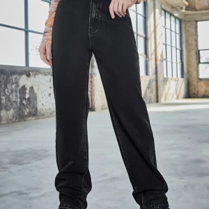 Svarta baggy jeans  - Svarta jeans köpta online i storlek L alldeles för baggy för min smak ganska stor i midjan dessutom Aldrig använda endast tvättade. Köparen står för frakt HELT NYA