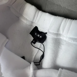 LXA mjukisbyxor  - Lägger upp igen då jag glömde mitt lösen till mitt andra konto. Säljer mina LXA mjukisar i vit. Dom är förstora på mig som är 165. Helt oanvända, glömde skicka tillbaka under öppet köp💕💕👐🏼Nypris 599