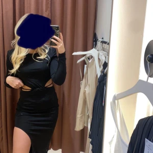 svart klänning  - Superfin klänning som aldrig kommer till användning då jag har en till liknade.