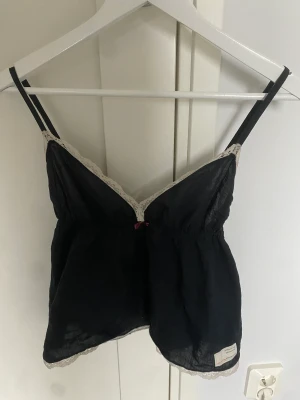 Odd Molly linne - !Lägger ut igen!  Säljer ett superfint marinblått/svart linne från odd Molly. Storleken är 0 vilket motsvarar xs/s