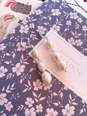 Sterling silver örhängen  - Handgjorda örhängen av sötvattenspärlor och öronkrockar av sterling silver   Kontakta för mer info ( bilder, video)  Samfraktar  Står ej för postens slarv  