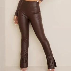 Pu-byxor - Storlek M, passar även S. Liten i storlek som Nellys märke är.. Bootcut med slits. Använda typ en gång. 