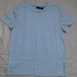 T-shirt - Ljusblå T-shirt från Bik Bok