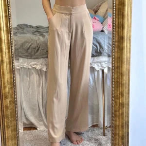 Beige byxa - Beige byxa i kostymbyxa modell. Oanvänd. Den är Freesize men skulle säga att den passa från XS-M. Jag är 165xm. 