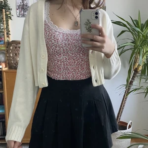 Kort vit kofta - Jättesnygg kort vit kofta. Aldrig använd och missade datumet för retur:) 