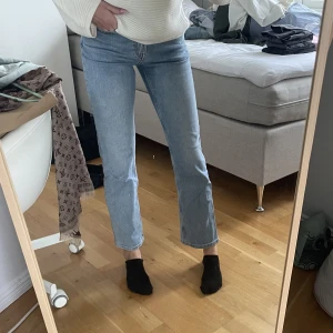 Weekday jeans- Twig - Ett par ljusblåa jeans från weekday i nyskick, nästan aldrig använda. Jag är 170 för referens. Nypris 500 säljs för 200 inkl. Frakt