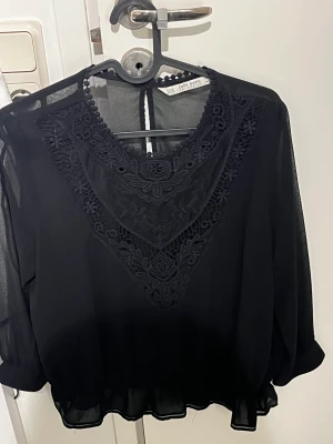 Söt blus  - Säljer den göra jätte fina blusen från zara tror inte den finns längre men är så otroligt fin är lite Stocholmstill ❤️ är i storlek XS köptes för 200 säljer för 100