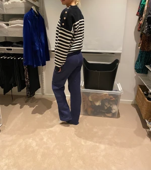 Adsgn linnebyxor  - Adsgn linnebyxor i marin blå färg! Min kusin som bär plagget är normalt sätt en XS och 170 cm lång men dessa passar även mig som är en S i linnebyxor och M/38 i jeans💗